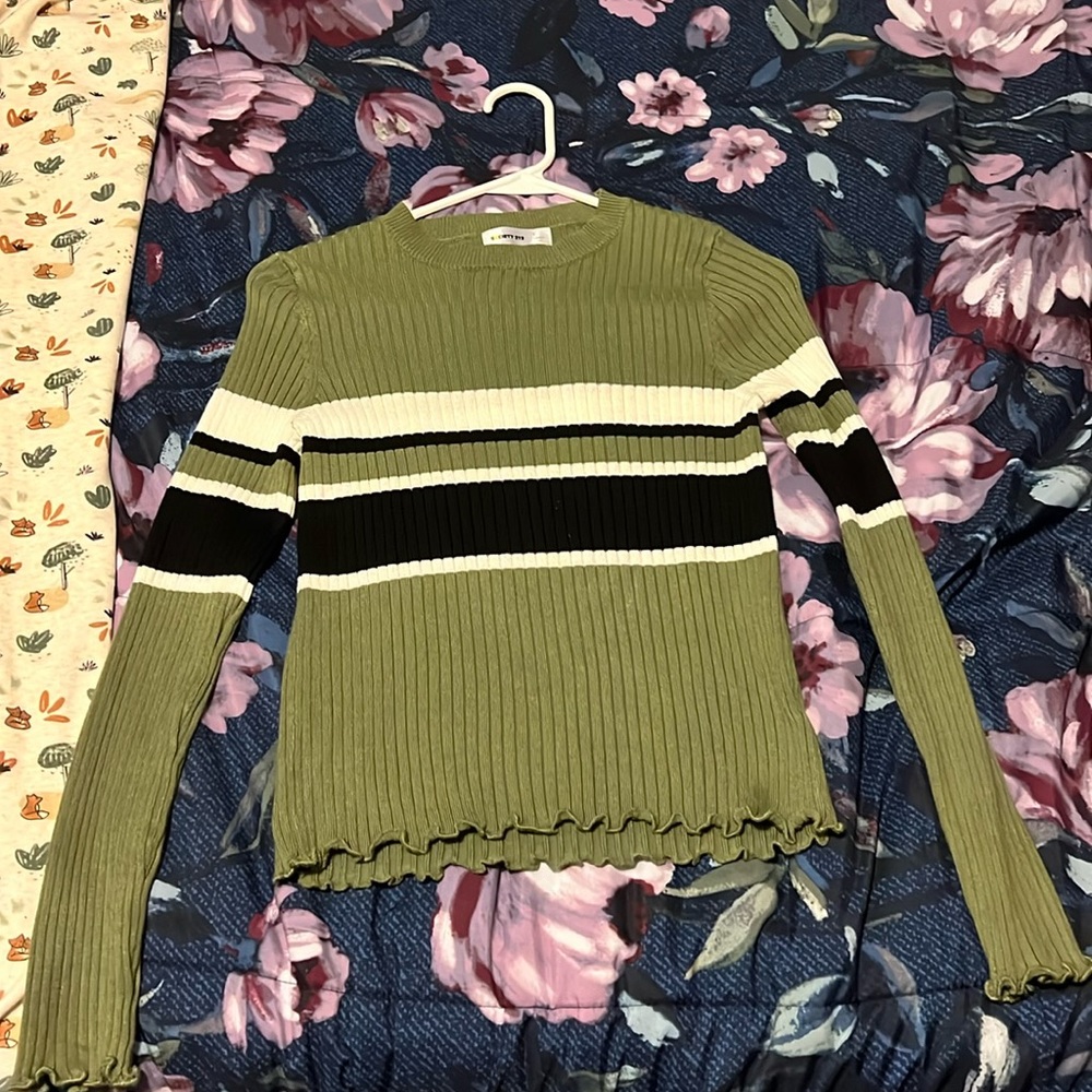 Super cute and soft Society 212 long sleeve shirt.